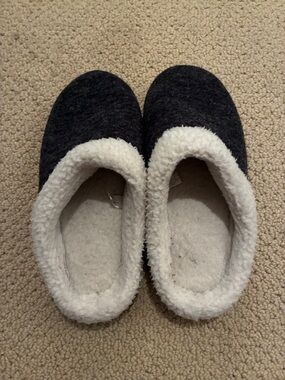 Wishcotton Cozy Dark Gray Sherpa-Lined Slippers